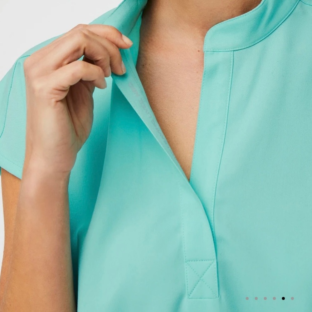 [SOLD] Aqua Figs Rafaela Scrub Top XXS NWT